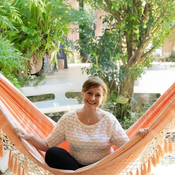 Mulher sentada em ambiente acolhedor.